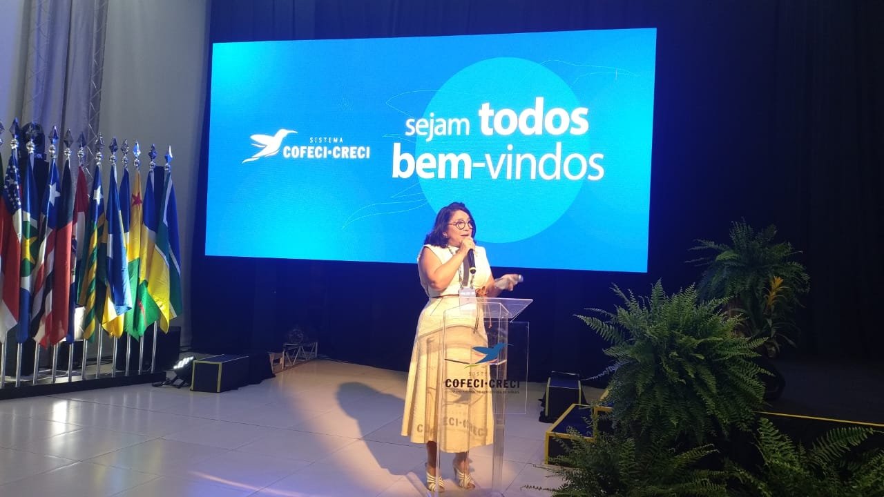 Márcia Vieira, Conselheira Federal e Vice-presidente para a Integração Feminina, é homenageada em plenária do COFECI